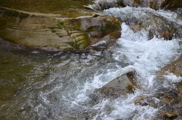Imagem Close Uma Pequena Cachoeira Selvagem Forma Fluxos Curtos Água — Fotografia de Stock