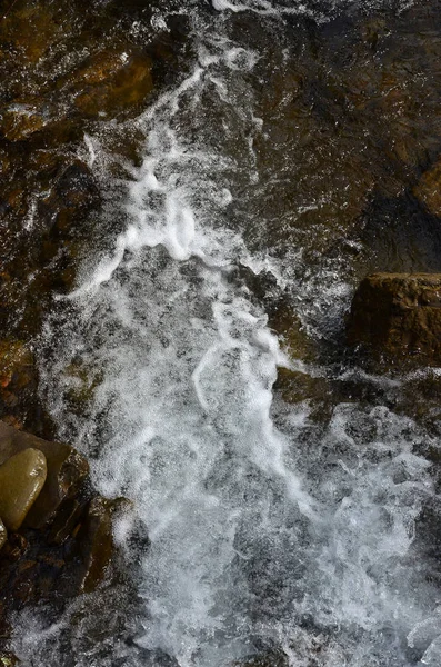 Крупный План Маленького Дикого Водопада Виде Коротких Потоков Воды Между — стоковое фото