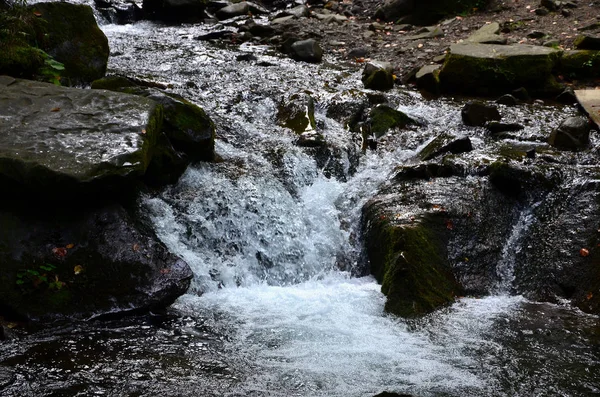 山の石の間水の短い流れの形で小さな野生滝のクローズ アップ画像 — ストック写真