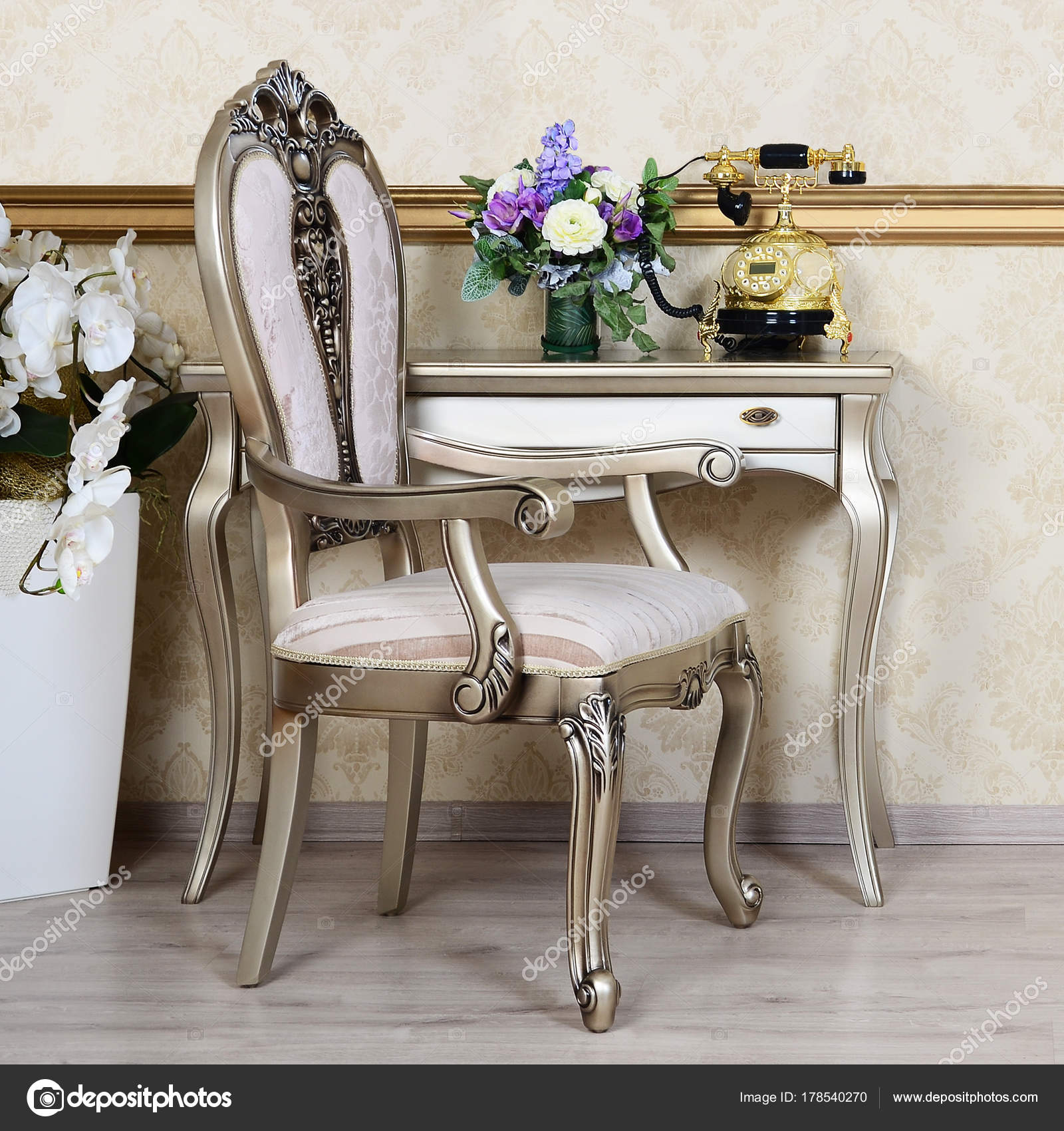 Ein Fragment Von Einem Retro Interieur Mit Einem Stuhl Und ... Ein Fragment Von Einem Retro Interieur Mit Einem Stuhl Und ...