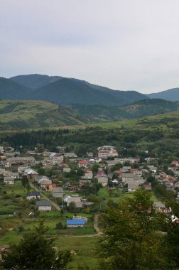Mezhgorye Köyü, Karpat bölge güzel bir manzara. Konut yüksek orman Dağları ve uzun nehir çevrili bir sürü