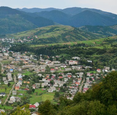 Mezhgorye Köyü, Karpat bölge güzel bir manzara. Konut yüksek orman Dağları ve uzun nehir çevrili bir sürü