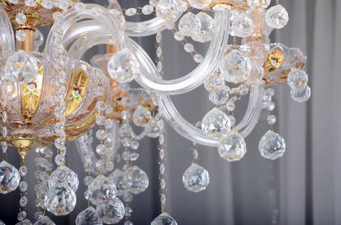 Yakın çekim fotoğraf üzerinde eski avize sahne. Cam rakamlar Parlatıcı ve yüzleri ışıkla yansıtacak