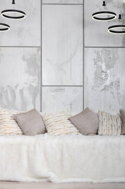 Kanepede bir mermer duvar arka planı büyük bir peluş örtü ile kaplıdır birçok yastıklar yalan