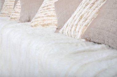 Kanepede büyük peluş duvak ile kaplıdır birçok yastıklar yalan