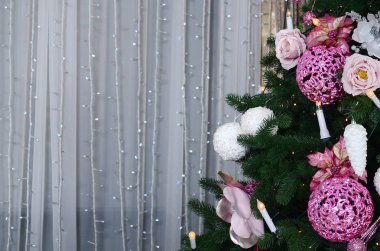 Noel ağacı yakın çekim dekorasyon. Dekorasyon ampul, çam ağacı, pembe x-mas oyuncak ve ışıklar. Noel ve yeni yıl kutlama arka plan için kullanın