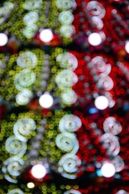 Birçok parlak lambalar ile büyük bir Noel ağacı bulanık parçası. Ufuk bokeh tekniğinde dekore edilmiş Noel ağacı yakın çekim fotoğrafı