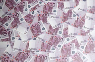 Beş yüz Euro faturaları ekran boyunca yayılmış mor oluşan para arka plan. Sembolik doku fotoğraf zenginlik