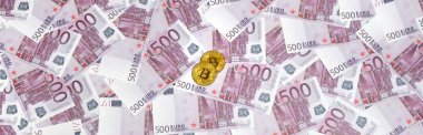 Bitcoins beş yüz euro banknot yığını üzerinde. Geleneksel para cryptocurrency kavramı karşı. Altın sikke üzerinde 500 euro faturaları. Yakın çekim