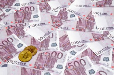 Bitcoins beş yüz euro banknot yığını üzerinde. Geleneksel para cryptocurrency kavramı karşı. Altın sikke üzerinde 500 euro faturaları. Yakın çekim