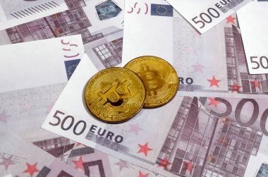Bitcoins beş yüz euro banknot yığını üzerinde. Geleneksel para cryptocurrency kavramı karşı. Altın sikke üzerinde 500 euro faturaları. Yakın çekim