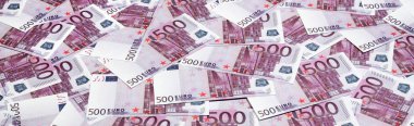 Beş yüz Euro faturaları ekran boyunca yayılmış mor oluşan para arka plan. Sembolik doku fotoğraf zenginlik