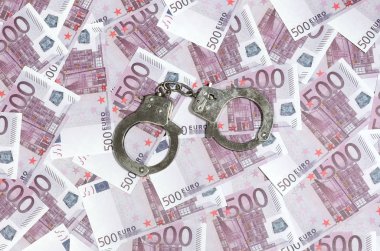 Beş yüz Euro arka plan üzerinde kelepçe. Mali suç, kirli para ve yolsuzluk kavramı - 500 para faturaları ve kirli çelik kelepçeleri