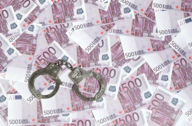 Beş yüz Euro arka plan üzerinde kelepçe. Mali suç, kirli para ve yolsuzluk kavramı - 500 para faturaları ve kirli çelik kelepçeleri