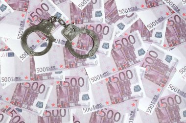 Beş yüz Euro arka plan üzerinde kelepçe. Mali suç, kirli para ve yolsuzluk kavramı - 500 para faturaları ve kirli çelik kelepçeleri