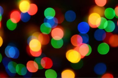 Siyah arka plan olarak yararlı üzerinde bulanık şenlikli renkli ışıkları. Tüm ana renkler dahil. Kırmızı, sarı, yeşil ve mavi