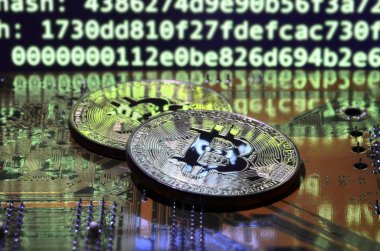 GPU kullanarak bir ekran kartı yüzeyle cryptocurrency madencilik ekran ekranının arka planına üzerinde iki bitcoins yalan