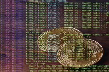 Görüntü görüntü bitcoin ile arka planda Kripto para birimi madencilik işlemi gösteren program kodu