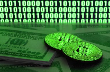 İki bitcoins yalanlar üzerine bir yığın para parlak yeşil sıfır ve bir çift değişkenli bir kod resmeden bir monitör arka plan üzerinde siyah bir zemin üzerine birimleri. Düşük anahtar aydınlatma
