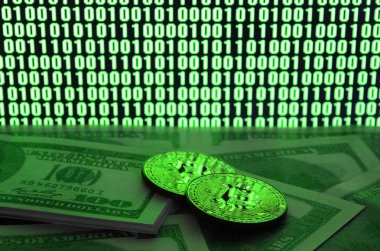 İki bitcoins yalanlar üzerine bir yığın para parlak yeşil sıfır ve bir çift değişkenli bir kod resmeden bir monitör arka plan üzerinde siyah bir zemin üzerine birimleri. Düşük anahtar aydınlatma