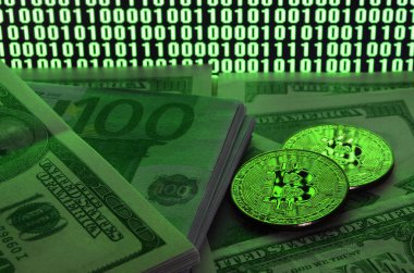 İki bitcoins yalanlar üzerine bir yığın para parlak yeşil sıfır ve bir çift değişkenli bir kod resmeden bir monitör arka plan üzerinde siyah bir zemin üzerine birimleri. Düşük anahtar aydınlatma