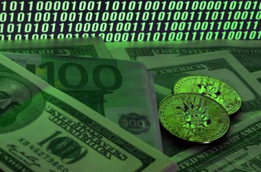 İki bitcoins yalanlar üzerine bir yığın para parlak yeşil sıfır ve bir çift değişkenli bir kod resmeden bir monitör arka plan üzerinde siyah bir zemin üzerine birimleri. Düşük anahtar aydınlatma