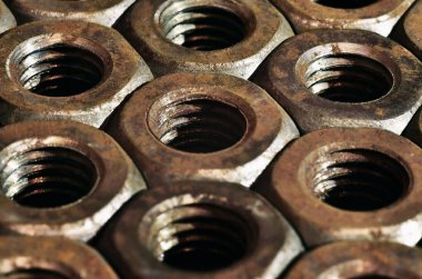 Paslı fındık yığını closeup. Retro endüstriyel kavramı