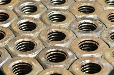 Paslı fındık yığını closeup. Retro endüstriyel kavramı