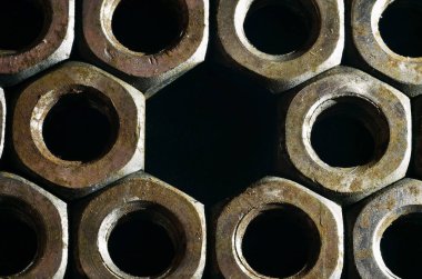 Paslı fındık yığını closeup. Retro endüstriyel kavramı