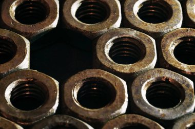 Paslı fındık yığını closeup. Retro endüstriyel kavramı