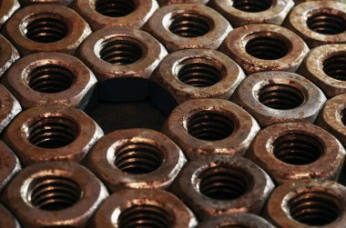 Paslı fındık yığını closeup. Retro endüstriyel kavramı