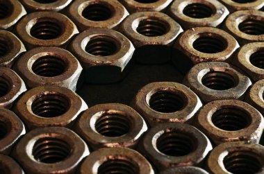 Paslı fındık yığını closeup. Retro endüstriyel kavramı