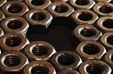 Paslı fındık yığını closeup. Retro endüstriyel kavramı