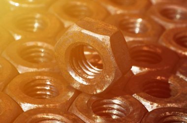 Paslı fındık yığını closeup. Retro endüstriyel kavramı