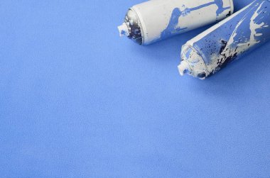 Bazı boya damlar yalanlar üzerine bir bla ile pembe aerosol sprey kutular kullanılan