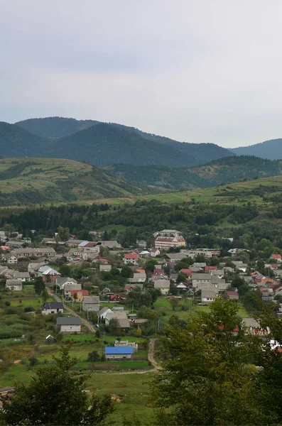 Mezhgorye カルパチア地方の村の美しい景色 高森山や長い川に囲まれた住宅の多く — ストック写真