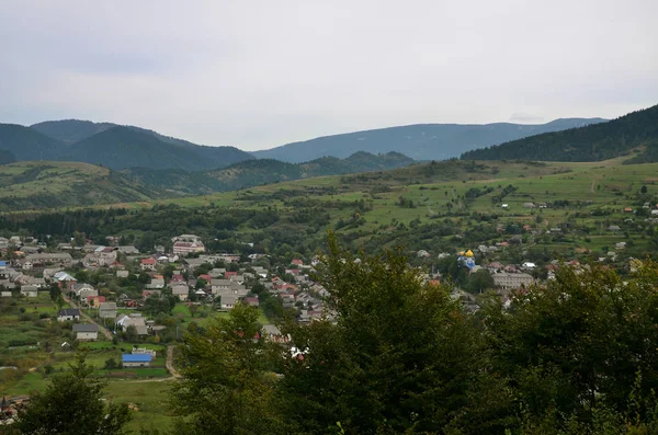 Pemandangan Indah Desa Mezhgorye Daerah Carpathian Banyak Bangunan Perumahan Dikelilingi — Stok Foto