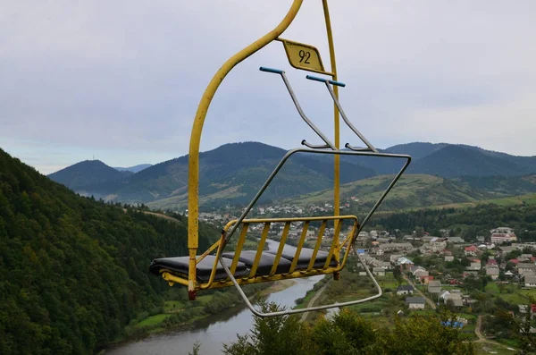 缆车的座位在 Makovitsa 山的背景下 — 图库照片