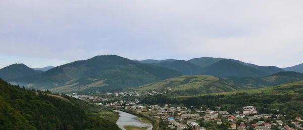 Nádherný Pohled Vesnici Mezhgorye Karpatské Mnoho Obytných Budov Obklopených Horami — Stock fotografie