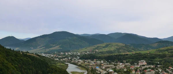 มมองท สวยงามของหม Mezhgorye ภาค Carpathian อาคารท อาศ านวนมากล อมรอบด วยภ — ภาพถ่ายสต็อก