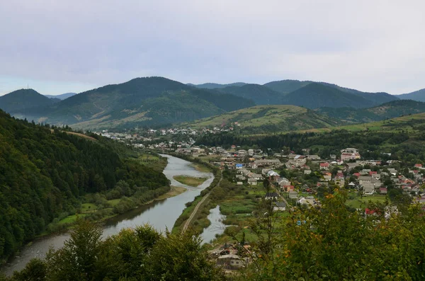 Nádherný Pohled Vesnici Mezhgorye Karpatské Mnoho Obytných Budov Obklopených Horami — Stock fotografie