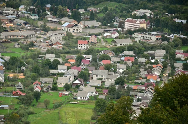 Uma Bela Vista Aldeia Mezhgorye Região Dos Cárpatos Monte Edifícios — Fotografia de Stock