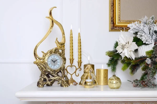 Año Nuevo Composición Navideña Reloj Dorado Decorativo Velas Gruesas Candelabro —  Fotos de Stock