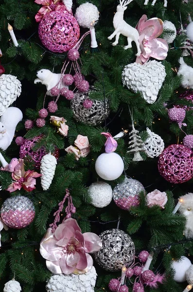 装饰圣诞树特写 装饰灯泡 冷杉树 粉红色的 Mas 玩具和灯 用于圣诞节和新年庆典背景 — 图库照片