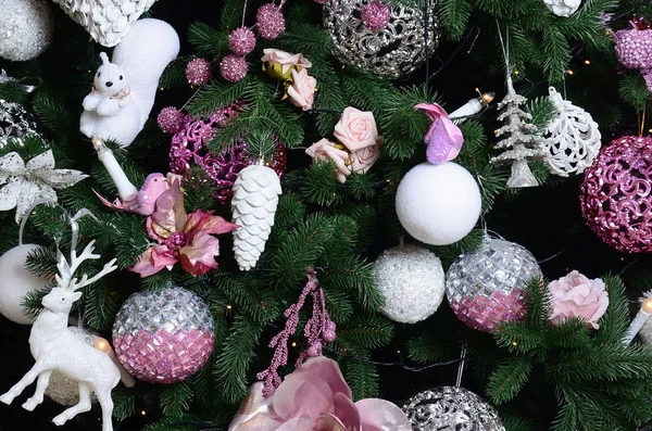 Dekorace Vánoční Strom Zblízka Dekorace Žárovky Jedle Růžové Vánoční Hračky — Stock fotografie