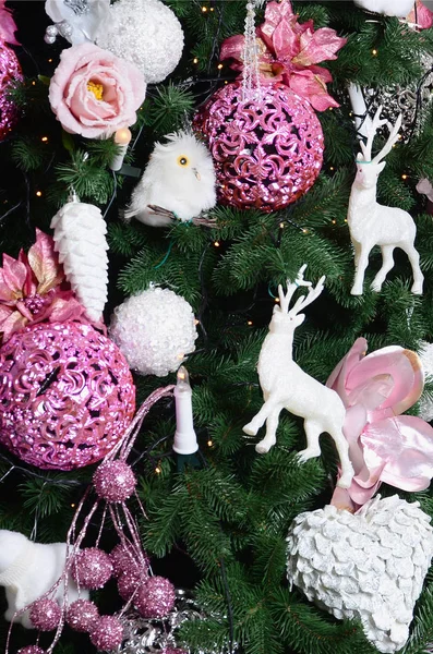 Decorar Árvore Natal Perto Decoração Bulbo Abeto Rosa Mas Brinquedos — Fotografia de Stock