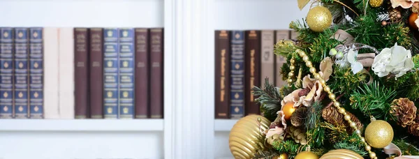 Ein Schön Geschmückter Weihnachtsbaum Auf Dem Hintergrund Eines Bücherregals Mit — Stockfoto