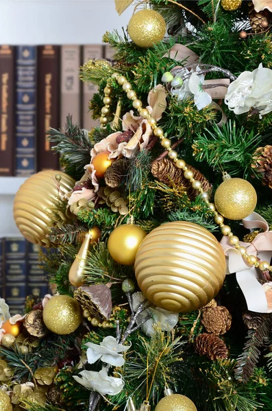 Krásné Zdobené Vánoční Strom Pozadí Polici Mnoha Knih Různých Barev — Stock fotografie