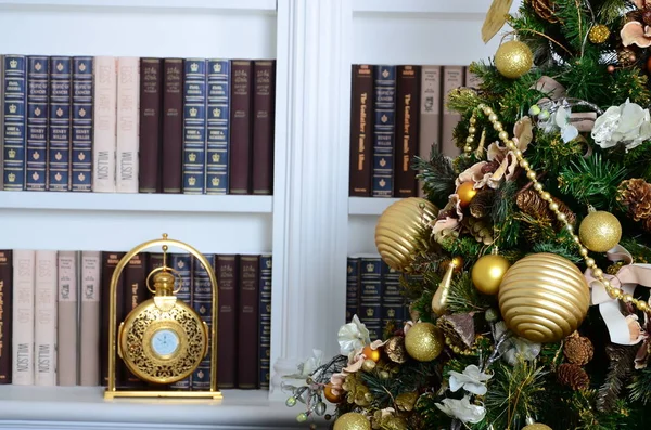 Decorated Christmas Tree Clock Book Shelves Background — Stock Photo, Image