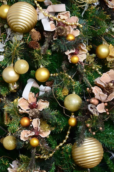 Διακόσμηση Χριστουγεννιάτικο Δέντρο Από Κοντά Διακόσμηση Λάμπα Πράσινο Έλατο Χρυσή — Φωτογραφία Αρχείου